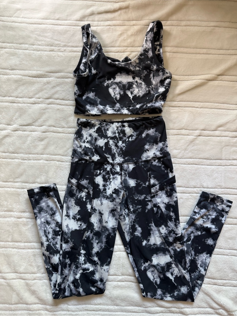 Strut this matching 2 peice marble black white athleisure set